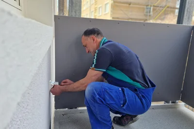 Jens Mothes von gleichnamiger Elektro-Firma setzt die Steckdosen auf den Balkons, wie auch in den neu sanierten Wohnungen.
