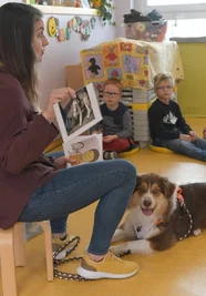 Anhand von Bildern klärt die Kita-Leiterin über Verhaltensweisen der Hunde auf.