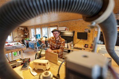 Tommy Kotzur in der Holzwerkstatt des „Klackx“, die auch Interessenten zur Verfügung steht.