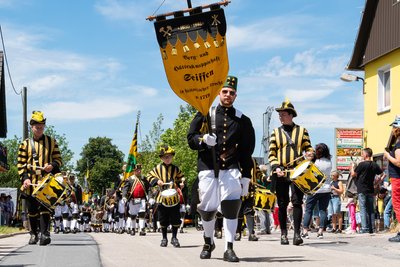 Berg- und Knappschaft, Schützengesellschaft Schwartenberg und Bergclub Lesná organisieren in Seiffen ein Kinderschützenfest.