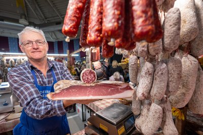 Bei den Südtiroler Wurst und-Schinkenspezialitäten hat man sich auf Schwein spezialisiert. Davon hat Markus Riffesser eine große Auswahl.