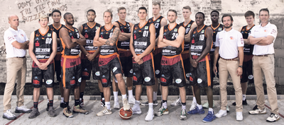 Vordere Reihe von links: Cheftrainer Rodrigo Pastore, Bruno Albrecht, Virgil Matthews, Malte Ziegenhagen, Lukas Wank, Matt Vest, Matt Scott, Assistenztrainer Michael Wende, Assistenztrainer Steven Hutchinson. Hintere Reihe von links: Kavin Gilder-Tilbury, Ivan Elliott, Robin Lodders, Georg Voigtmann, Jonas Richter, Emmanuel Womala, Leon Hoppe.