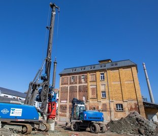 Zunächst werden nun die großen Bohrpfähle errichtet, auf denen das Gebäude später stehen soll. 