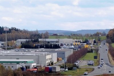 Unternehmen in und um Reichenbach, im Bild die Gewerbegebiete PIA I und Kaltes Feld an der Autobahn, beklagen Fachkräftemangel und zu wenig Berufsnachwuchs. Wie kann die Stadt helfen? 