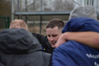 Trainer Ronny Rother schwört seine Elf nach dem Abpfiff auf die nächsten Partien ein.