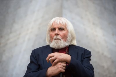 Der renommierte Künstler Karl-Heinz Adler am 28. März 2017, anderthalb Jahre vor seinem Tod, im Albertinum Dresden vor dem von ihm geschaffenen Kunstwerk „Diagonale Verspannung“. In Plauen hat Adler mit Friedrich Kracht ein einzigartiges Kunstwerk kreiert.