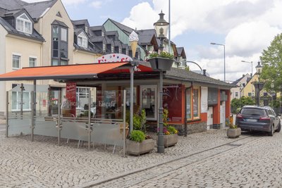 Seit 15 Jahren gibt es das Eiscafé auf dem Markt. Es wird künftig von mehr Grün eingerahmt.