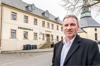Bürgermeister Martin Wittig aus Seiffen zählt Sanierungen an Hauptstraße, Turnhalle und am Haus des Gastes zu den wichtigsten Vorhaben der Gemeinde.