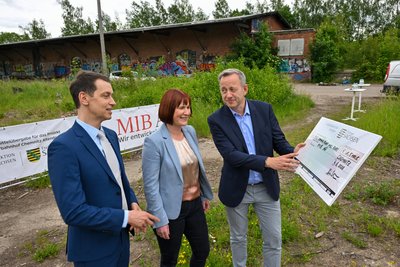 Bèla Bèlafi von der Landesdirektion übergibt Annett Hubrich und Maik Mehlhose von der Firma MIB den Fördermittelbescheid.