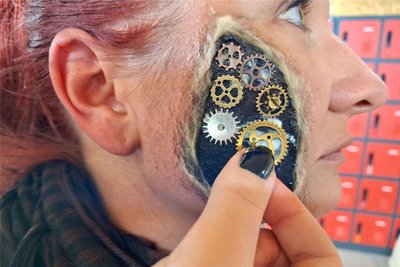 Die Verwandlung von Christin Hain aus Auerbach beginnt mit dem Aufkleben der Zahnräder.