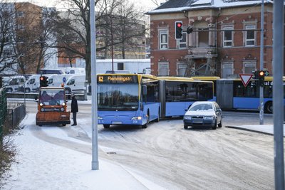Beim Versuch, von der Limbacher auf die Krahl-Straße abzubiegen, hatte dieser Bus Probleme.