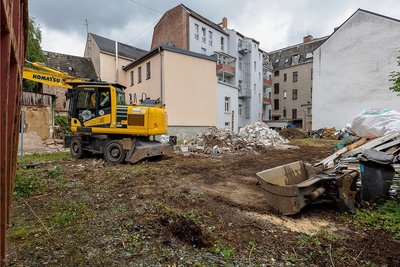 Die Spuren von Kneipe und Biergarten "Zum Runkes" sind getilgt; nun kann auf der Freifläche an der Bebelstraße im Auerbacher Stadtzentrum ein Parkplatz mit zwölf Stellplätzen angelegt werden.