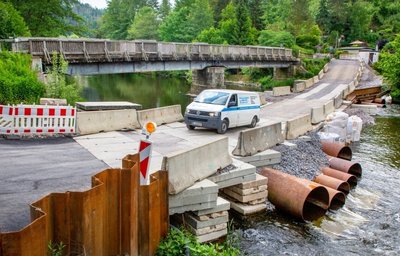 Die Trockenfurt durch die Zschopau dient als Behelfsstraße. Sie war zweimal überflutet und einmal beschädigt worden. 