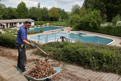 Auch im Freibad Raschau laufen die Vorbereitungen. Bademeister René Suetovius hier noch beim Säubern der Anlage.