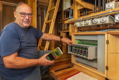 Orgelbaumeister Thomas Wolf aus Limbach hat kurzfristig die Reparatur möglich gemacht.