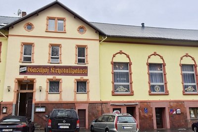 Seit Ende des 19. Jahrhunderts gibt es den Krystallpalast. Das Kulturhaus wird auch von vielen Vereinen genutzt.
