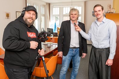 Olbernhaus Bürgermeister Jörg Klaffenbach (Mitte) beim Interview mit Christoph Büttner (links) und Finn Fietz (rechts) von der MDR Digital-Redaktion.