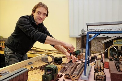 Clubmitglied Andreas Fritzsche baut eine Regner-Feldbahn auf, die hier an einem Sägewerk zum Einsatz kommt. 