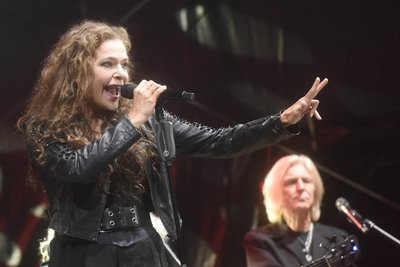 Julia Neigel singt bei Silly, was eine der berühmtesten Bands der DDR war.