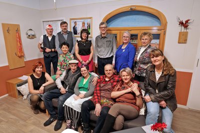Das Dorftheater Schönberg präsentiert im Gasthof die Komödie „Weiblich 50+…Au weia!“.