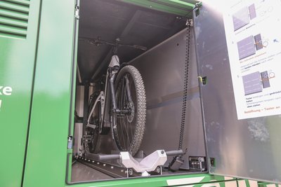 Insgesamt acht Fahrräder stehen in der Box zur Auswahl.