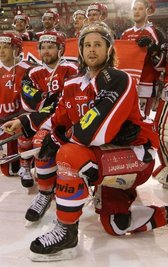 Der Mann mit dem goldenen Helm, Alexander Hutchings (vorn), verlässt die Eispiraten.
