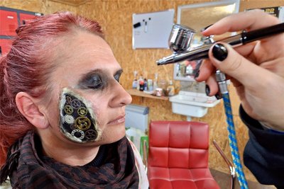 Als nächstes wird schwarze Farbe rund um die Augen aufgesprüht.
