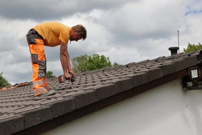 Die Bauhofmitarbeiter, wie hier im Bild Ronny Freigang, halfen bei der Montage der Halterungen für die geplante Solarmodule.