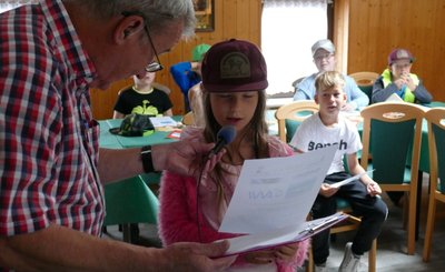 Angeleitet von Andreas Auerswald, der zum Arbeitskreis Amateurfunk und Telekommunikation in der Schule gehört, stellten die Hortkinder aus Börnichen Fragen an die in der Antarktis arbeitende Theresa Thoma. 