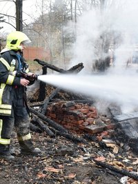 Brandwachen suchten noch am Sonntag nach Glutnestern. 