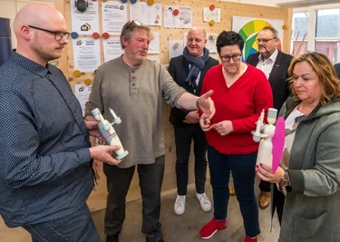 Markus Weber und Wolfgang Braun, die beiden Projektleiter von Denkstatt Seiffen, erläutern der neuen sächsischen SPD-Spitze Henning Homann und Kathrin Michel sowie Handwerkskammerpräsident Frank Wagner und der SPD-Landratskandidatin Simone Lang (v. l. n. r.) die Idee hinter der Neugestaltung von Engel und Bergmann. 