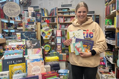 Felicitas Güra (26), Mitarbeiterin im Chemnitzer Buchladen Monokel, findet für alle Erstleser das passende Buch.