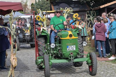 Dicke da: Am Sonntagnachmittag tuckerte eine Traktorenparade durch die Marktstraße.
