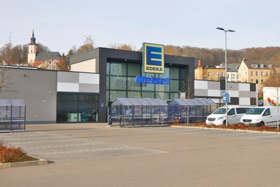 Der Edeka-Parkplatz präsentierte sich am Dienstagnachmittag meist nahezu leer.