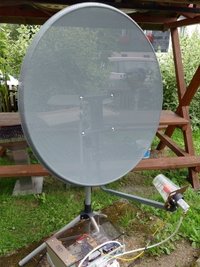 Dies ist die Bodenstation für den Satelliten QO-1000 samt Spiegel.