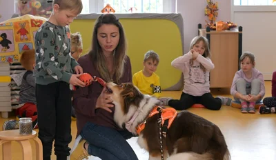 Jennifer Schubert übt gemeinsam mit Hündin Bella und den Kindern der Wackelzahn-Gruppe den richtigen Umgang mit dem Vierbeiner. Alle zwei Wochen gibt es eine besondere Aktiv-Beschäftigung in der Gruppe. 