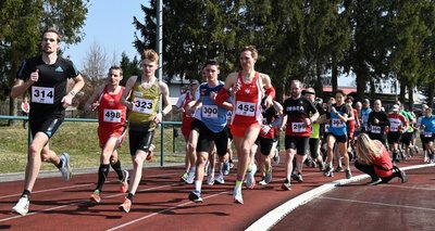 Der Reichenbacher Sebastian Hendel (vorne links) dominierte den Hauptlauf der Treuener Stadtmeisterschaften. Für den Langstreckenläufer ging es dabei nicht nur um den guten Zweck, er nutzte den Lauf auch zur Vorbereitung auf die nächsten Wettkämpfe.