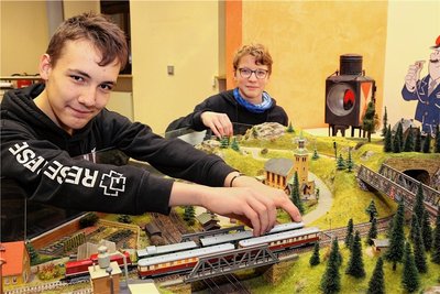 Torben Herr (16/links) und Luis Thomaka (14) bereiten die TT-Spielanlage vor, die sie auch während der Ausstellung betreuen werden. 