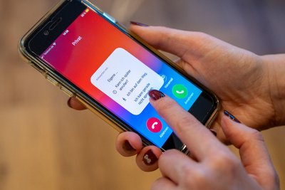 Lieber schreiben als telefonieren: Immer mehr junge Menschen versuchen Telefonate zu vermeiden.