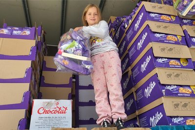 In Stollberg machte auch die lila Kuh auf dick: Am Stand von "Milka Maxx" packte Finya (7) aus Leipzig große Tüten mit Schoko-, Keks- und Knabberzeug. Einmal vollmachen kostete 20 Euro.