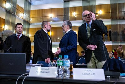 AfD-Anwälte und -Vertreter wie Schatzmeister Carsten Hütter (2. von r.): Welches Ziel verfolgt die Partei?