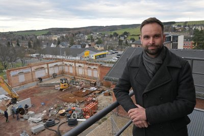 Stollbergs Kulturchef Robin Halank am Alten Schlachthof. Mittlerweile sind die Außenarbeiten weiter fortgeschritten. Sie dauern wohl bis in den Mai.