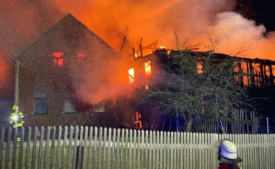 Ein Bild vom frühen Samstagabend: Der Hof brennt lichterloh. Zu den Ursachen des Feuers ermittelt die Kriminalpolizei. Die Gebäude standen zuletzt leer. 