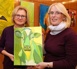Auch Simone Tauber (rechts) und Marga Schuster stellen zur Gemeinschaftsschau des Kreativ- und Kommunikationscentrum aus.