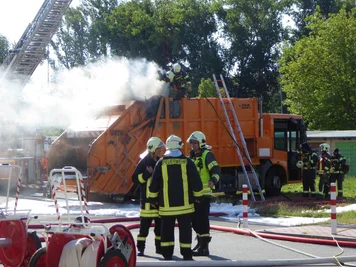 Dienstagmorgen ist ein Lkw an der Franz-Mehring-Straße in Zwickau in Brand geraten.