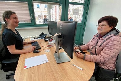 SVZ-Mitarbeiterin Charlotte Kassel (links) hilft Kundin Andrea König bei der Registrierung für das neue Deutschlandticket. 