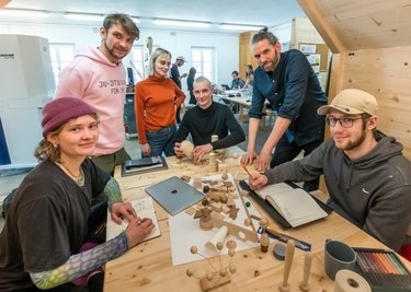 Zum Auftakt eines Semesters haben sich Studenten der Warschauer Akademie der Schönen Künste und der Fakultät für Angewandte Kunst Schneeberg der Westsächsischen Hochschule Zwickau im Kreativzentrum Denkstatt Seiffen getroffen. Ihr Ziel ist es, innerhalb eines Semesters jeweils etwas zum Thema Spiel beziehungsweise Verspieltheit zu entwerfen und dabei Technologien der Spielzeugmacher zum Einsatz zu bringen. 