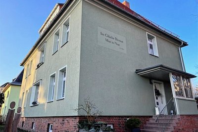 Der erste Fassadenspruch am Haus auf der Heinrich-Heine-Straße 10 in Hainichen. 