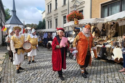 Die Stadtwache zog durch die Herrenstraße und verteilte Geleitbriefe an einige der 56 Händler. Heutzutage ein Spaß für die Bauernmarktbesucher, anno dazumal hieß es: Geld oder dickes Auge!