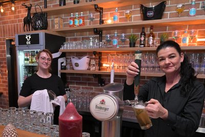Larissa Lämmel (l.) und Bianka Lochno von der DGS stehen hinter dem Tresen. Die städtische Tochtergesellschaft betreibt mehrere Einrichtungen.
